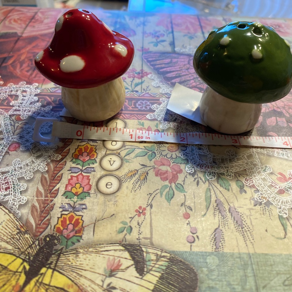 Adorable salt and pepper ceramic mushrooms set cottage core grandma core - Picture 2 of 5